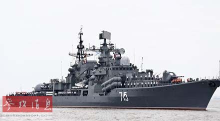 18日，俄罗斯“快速”号驱逐舰驶抵上海，准备参加中俄联合军演。