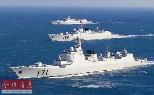 一直到本世纪初，某些分析员还没料到中国会建成一支令人生畏的海军。图为中国海军舰艇编队。（资料图片）