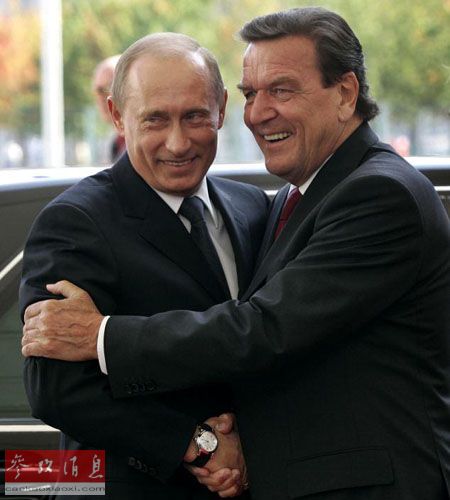 4月28日，德国前总理施罗德（右）在俄罗斯圣彼得堡补庆自己70岁生日时与前来祝贺的俄罗斯总统普京热情拥抱。